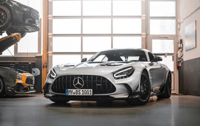 Серебристый автомобиль Mercedes-AMG GT Black Series 2021 года в гараже