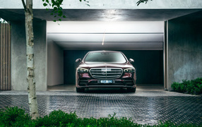 2021 Mercedes-Benz S 450 Lang 4MATIC AMG Line in garage