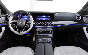 Красивый салон автомобиля Mercedes-Benz CLS 350 AMG Line 2021 года