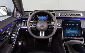 Черный кожаный салон автомобиля Mercedes-Benz S 350 D AMG Line