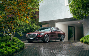 Бордовый автомобиль Mercedes-Benz S 450 Lang 4MATIC AMG Line 2021 года у дома