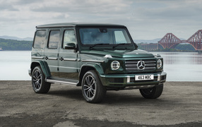 Зеленый Mercedes-Benz G 400 D AMG Line 2021 года у реки