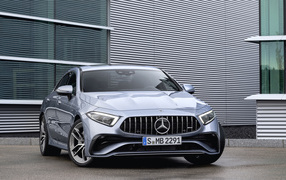 Серебристый автомобиль Mercedes-AMG CLS 53 4MATIC+ 2021 года у здания