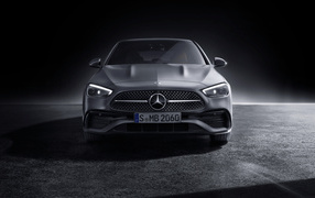 Серебристый автомобиль Mercedes-Benz C 300 AMG Line 2021 года вид спереди