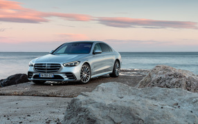 Серебристый автомобиль Mercedes-Benz S 350 D AMG Line на фоне моря