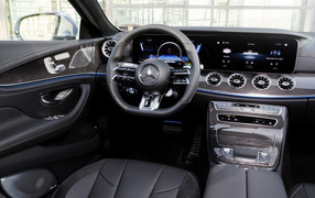 Стильный черный салон  автомобиля Mercedes-AMG CLS 53 4MATIC+ 2021 года