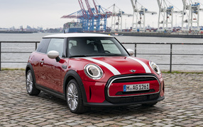 Красный MINI Cooper 2021 года в порту