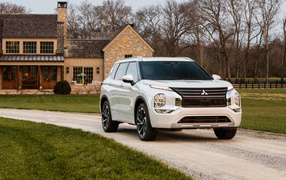 Белый внедорожник  Mitsubishi Outlander SEL, 2021 года у дома