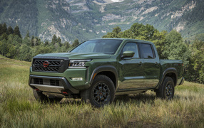 2022 Nissan Frontier Pro-4X SUV in the mountains