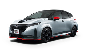 Серебристый автомобиль Nissan Note Aura Nismo 2021 года на белом фоне