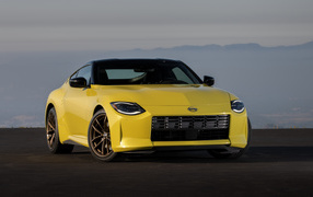 Желтый  Nissan Z, 2023 года
