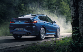 Синий автомобиль Alpina XD4,  2021  года вид сзади