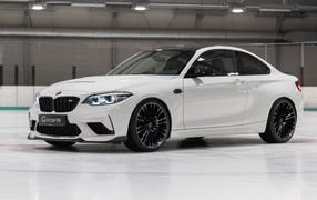 Белый автомобиль G-Power G2M CS Bi-Turbo 2021 года на льду