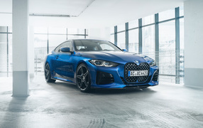 Синий автомобиль Schnitzer ACS4 4.0i 2021 года на заправке