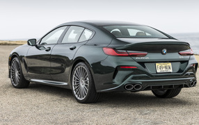 Черный автомобиль Alpina B8 Gran Coupé, 2022 года вид сзади