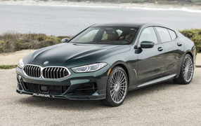 Зеленый автомобиль Alpina B8 Gran Coupé, 2022 года