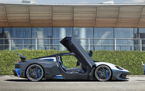 Автомобиль Pininfarina Battista Anniversario с открытыми дверями