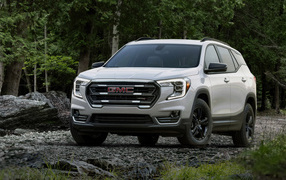SUV GMC Terrain AT4, 2022 in the woods