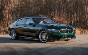 Автомобиль седан Alpina B8, 2022 года в лучах солнца