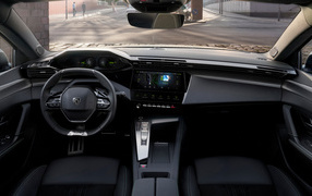 Черный кожаный салон автомобиля Peugeot 308 SW GT 2021 года