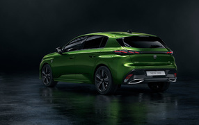 Автомобиль Peugeot 308, 2021 года вид сзади на черном фоне