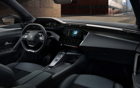 Дорогой черный кожаный салон автомобиля Peugeot 308, 2021 года