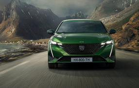 Автомобиль Peugeot 308 в горах