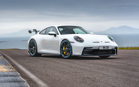 Белый автомобиль Porsche 911 GT3 PDK 2021 года у залива