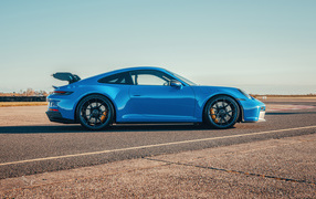 Голубой автомобиль Porsche 911 GT3 PDK 2021 года вид сбоку