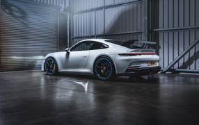 Белый автомобиль Porsche 911 GT3 PDK 2021 года в гараже