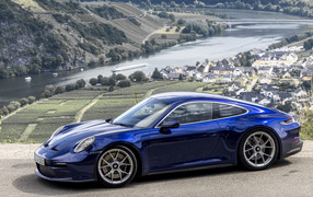 Автомобиль Porsche 911 GT3 Touring PDK 2021  года на фоне фьорда