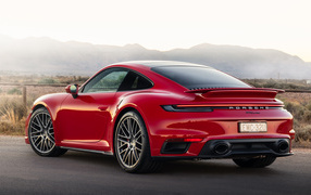 Красный автомобиль Porsche 911 Turbo 2021 года вид сзади