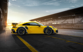 Желтый автомобиль  Porsche GTstreet R 2021  года вид сбоку