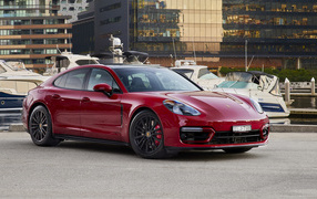Красный автомобиль Porsche Panamera GTS 2021 года