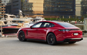 Красный автомобиль Porsche Panamera GTS 2021 года вид сзади
