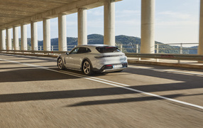 Внедорожник Porsche Taycan 4S Cross Turismo 2021 года на мосту