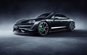 Черный автомобиль Porsche Taycan Aerokit 2021 года
