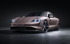Спортивный автомобиль  Porsche Taycan 2021 года на черном фоне