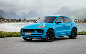 Голубой Porsche Macan 2021 года вид спереди