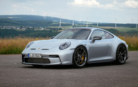 Быстрый Porsche 911 GT3 Touring PDK 2021 года на дороге