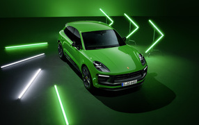 Зеленый автомобиль Porsche Macan GTS Sport Package 2021 года