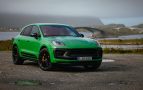 Зеленый автомобиль  Porsche Macan GTS Sport Package 2021 года на фоне моста