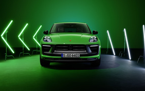 Зеленый Porsche Macan GTS Sport Package 2021 года вид спереди