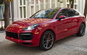 Красный кроссовер Porsche Cayenne GTS, 2021 года