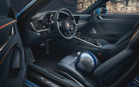 Красивый салон автомобиля Porsche 911 Turbo S Pedro Rodríguez 2021 года
