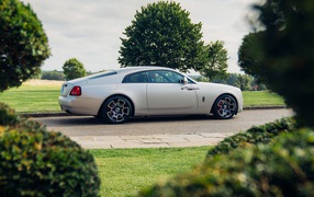 Автомобиль Rolls-Royce Black Badge Wraith 2021 года вид сбоку