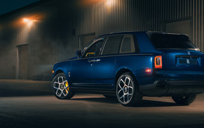 Синий внедорожник Rolls-Royce Cullinan Black Badge 2021 года вид сзади