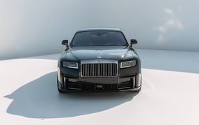 Автомобиль Rolls-Royce Ghost 2021 года на сером фоне