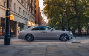 Автомобиль Rolls-Royce Ghost 2021 года вид сбоку