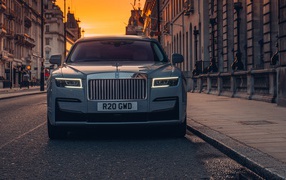 Дорогой автомобиль Rolls-Royce Ghost 2021 года вид спереди
